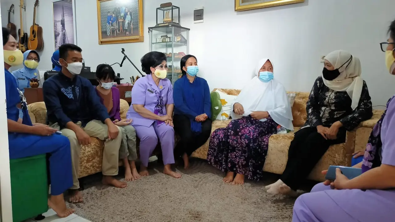 Khofifah dan istri Panglima TNI mendatangi keluarga awak kapal KRI Nanggala 402 di Sidoarjo. (Dian Kurniawan/Liputan6.com)