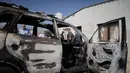 Warga Palestina memeriksa kerusakan di kawasan industri setelah serangan yang dilakukan oleh pemukim Israel pada hari sebelumnya di desa Beit Lid, dekat Tulkarm, di Tepi Barat, Rabu 12 November 2025. Pemukim Israel kembali melakukan serangan besar-besaran di berbagai wilayah Tepi Barat yang diduduki pada Selasa (11/11/2025) malam waktu setempat. (AP Photo/Majdi Mohammed)