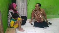 Tavip menjamin semua biaya pengobatan Dewi ke RSUD Kota Semarang dengan Jamkesmaskot. (Liputan6.com/Edhie Prayitno Ige)