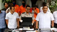 Kabid Humas Polda Metro Jaya Komisaris Besar Polisi Argo Yuwono menunjukkan laptop beserta barang bukti lainnya kasus ilegal akses terhadap sistem elektronik di Polda Metro Jaya, Jakarta, Selasa (13/3). (Liputan6.com/Immanuel Antonius)