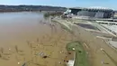Foto udara menunjukkan Sungai Ohio yang meluap di dekat Stadion Paul Brown, kota Cincinnati, Ohio, Senin (26/2). Lebih dari 40 rumah dan bisnis lokal terdampak oleh banjir akibat hujan lebat sejak akhir pekan lalu. (DroneBase via AP)