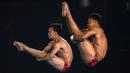 Andriyan Andriyan dan Adityo Restu Putra bertanding di final loncat indah sinkronisasi platform 10m putra pada Kejuaraan Akuatik Dunia 2024 di Hamad Aquatics Center, Doha, Qatar, 8 Februari 2024. (AFP/Oli Scarff)