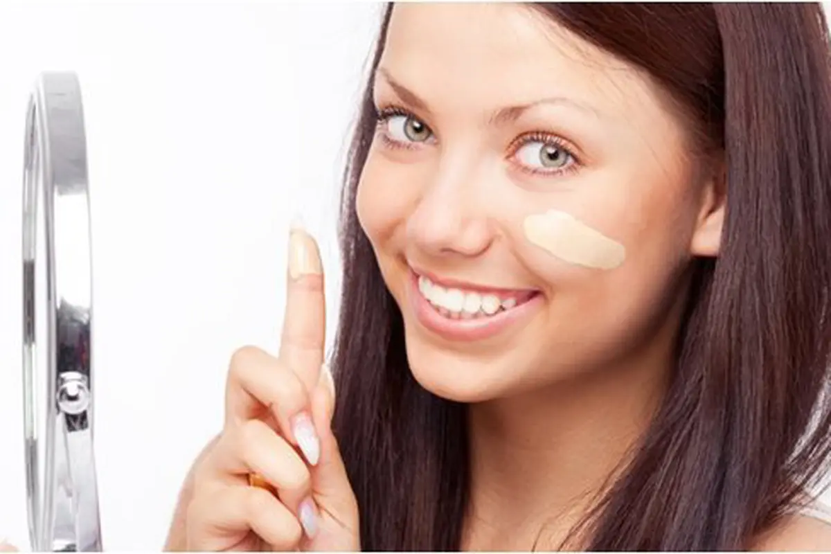 Salah satu cara menutup jerawat adalah dengan make up/copyright: thinkstockphotos.com