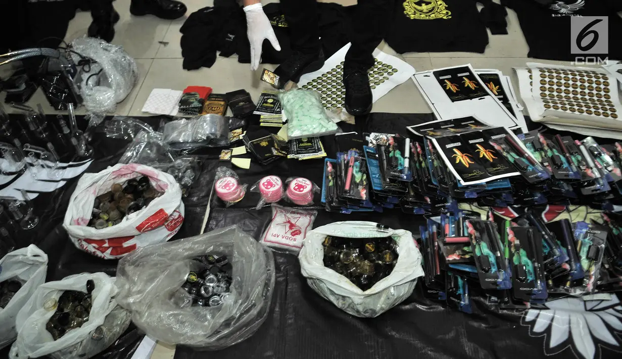 Barang bukti kasus pabrik pembuatan liquid vape narkoba di Kelapa Gading, Jakarta, Rabu (31/10). Tersangka menjual liquid vape narkoba yang dikemas dalam botol kecil dengan kisaran harga Rp 350-450 ribu per buah. (Merdeka.com/Iqbal Nugroho)