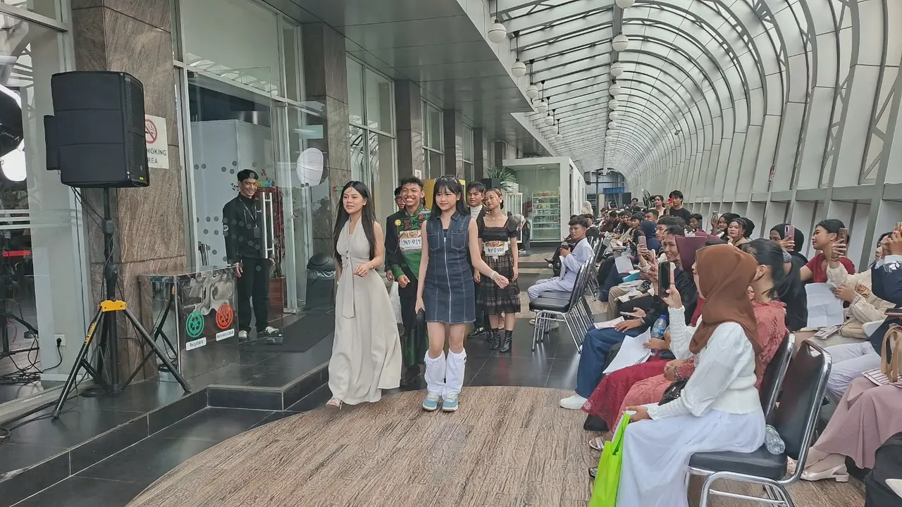 Melly Lee dan Tasya DA7 Cairkan Suasana Audisi DA8. (M Altaf Jauhar/ Liputan6.com)