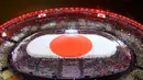 Atraksi konfigurasi bendera Jepang pada upacara penutupan Olimpiade Rio 2016 di Stadion Maracana, Rio de Janeiro, Minggu (21/8). Olimpiade 2016 resmi berakhir, Amerika Serikat keluar sebagai juara umum dengan jumlah 121 medali. (REUTERS/Pawel Kopczynski)