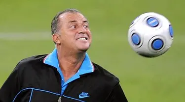 Coach of the Turkish team Fatih Terim plays with the ball during a training session in Madrid, on March 27, 2009, on the eve of a FIFA World Cup South Africa 2010 qualifier match against Spain. AFP PHOTO/PIERRE-PHILIPPE MARCOU