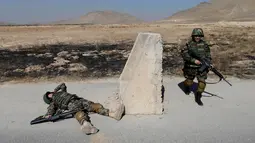 Komandan prajurit wanita Tentara Nasional Afganistan (ANA) bersama anggotanya mensimulasikan penanggulangan cedera saat mengikuti sesi latihan menembak di Kabul Military Training Centre (KMTC), di Afghanistan, 26 Oktober 2016. (REUTERS/Mohammad Ismail)