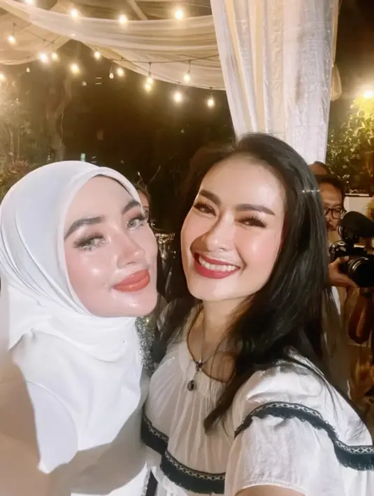 Penyanyi dangdut senior Iis Dahlia saat berpose dengan wanita yang sempat viral tinggal di rumah bantuan pasca tsunami Aceh 2006. [Instagram/shellasaukiaofficial]