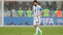 Kapten timnas Argentina, Lionel Messi berjalan di lapangan pada akhir pertandingan Grup D Piala Dunia 2018 melawan Kroasia di Nizhy Novgorod Stadium, Rusia, Jumat (22/6). Messi tidak melakukan satu tendangan pun hingga menit ke-64. (AP/Ricardo Mazalan)