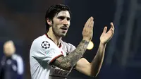 Pemain AC Milan, Sandro Tonali merayakan kemenangan atas Dinamo Zagreb pada laga lanjutan Grup E Liga Champions 2022/2023 di Maksimir Stadium, Zagreb, 25 Oktober 2022. Tonali akan dilepas AC Milan setelah mencapai kesepakatan kontrak dengan Newcastle pada bursa transfer musim panas ini. Ia dibeli The Magpies dengan harga 80 juta euro. (AFP/Damir Sencar)