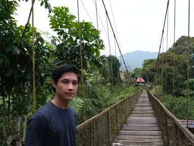Pemilik nama lengkap Teuku Rassya Islamay Pasya menjelma menjadi seleb muda pria idaman banyak wanita. Berkat paras tampannya, anak dari Tamara Bleszynski memiliki banyak penggemar. Beberapa momen, Rassya menyukai berlibur di alam bebas untuk menghilangkan rasa penat. (Liputan6.com/IG/@teukurassya)