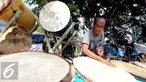 Jelang malam Lebaran atau biasa disebut malam takbiran, penjualan bedug mulai ramai di Tanah Abang, Jakarta, Kamis,(16/7/2015). Harga bedug berkisar Rp.200-700 Ribu tergantung ukuran. (Liputan6.com/Helmi Afandi)