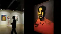 Pengunjung berjalan di samping lukisan Zedong karya seniman Andy Warhol di Sotheby’s Modern and Contemporary Art Evening Sale, Hongkong, Jumat (31/3). Lukisan ini diharapkan bisa laku seharga USD 15 juta (sekitar Rp 200 miliar). (AP Photo / Vincent Yu)
