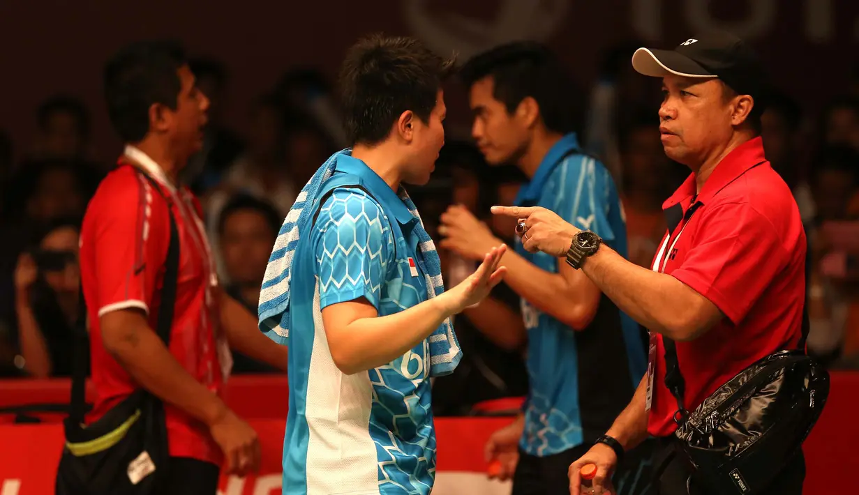 Tontowi Ahmad/Liliyana Natsir mendapat arahan dari pelatih Richard Mainaky (kanan) dan Nova Widianto saat bertanding melawan pebulutangkis Tiongkok, Zhang Nan/Zhao Yunlei. (Bola.com/Arief Bagus)