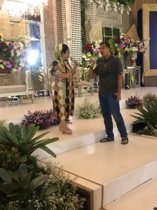 6 Momen Resepsi Pernikahan Joy Tobing dan Suami, Ada Upacara Pedang TNI