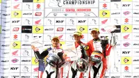 Gerry Salim (tengah) dari Astra Honda Racing Team menjuarai kelas Supersports 600cc pada ajang Asia Road Racing Championship di Sirkuit Sentul, Indonesia, Minggu (7/8/2016). (Bola.com/Nicklas Hanoatubun)