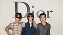 Trio CORTIS tak kalah memikat dengan long sleeve berkerah dan berkarakter. [Dior]