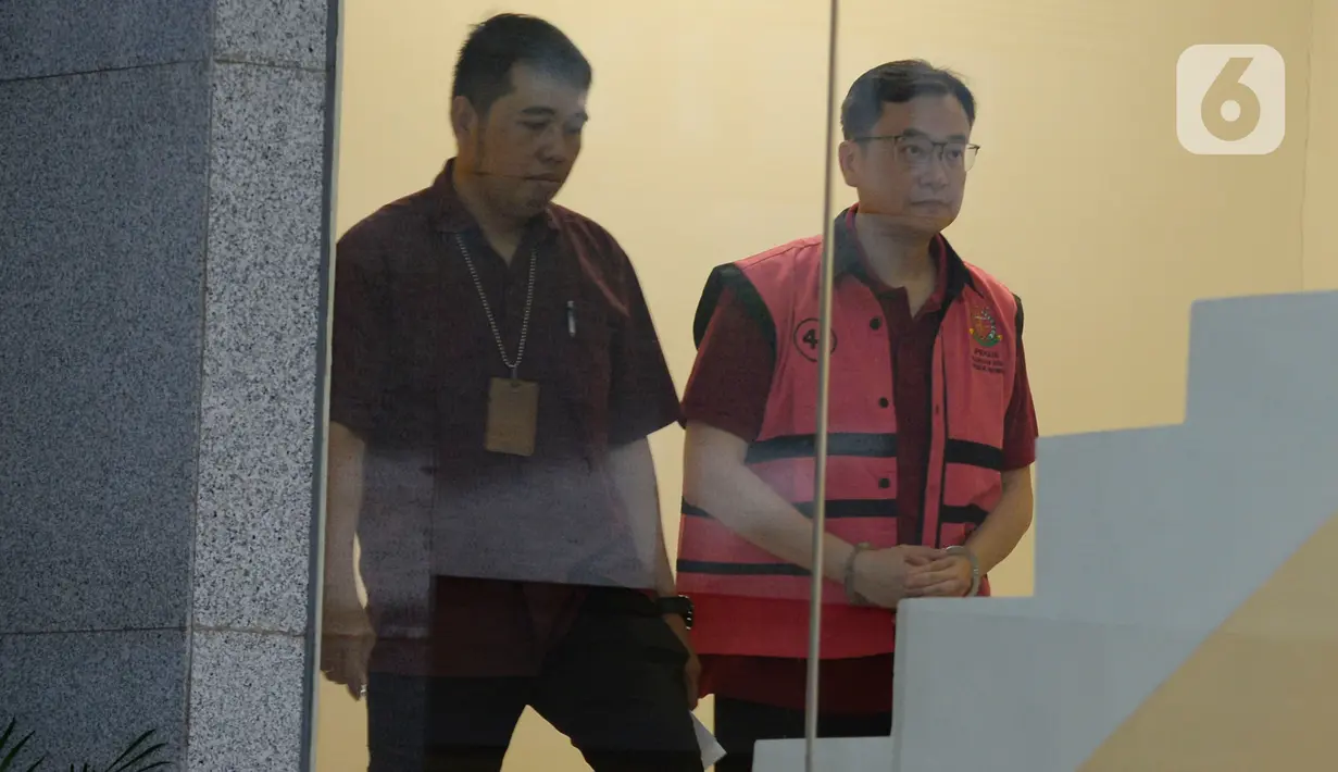Komisaris PT Hanson International Tbk (MYRX), Benny Tjokrosaputro bersiap untuk menjalani pemeriksaan oleh penyidik Kejaksaan Agung di Gedung KPK, Jakarta, Jumat (31/1/2020). Benny diperiksa sebagai tersangka terkait kasus dugaan korupsi di PT Asuransi Jiwasraya (Persero). (merdeka.com/Dwi Narwoko)
