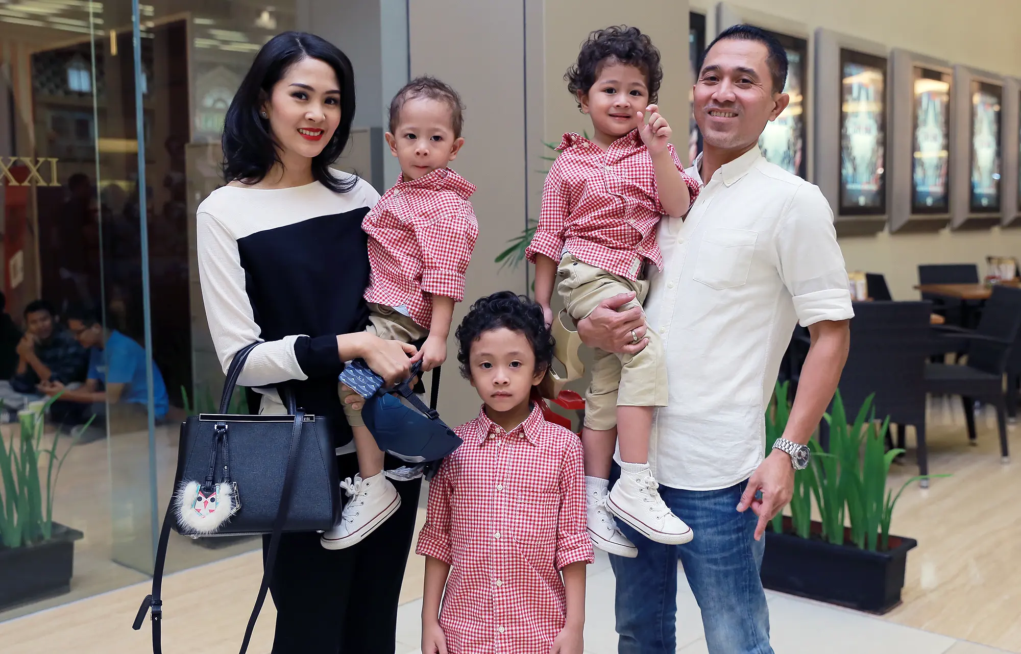 Lukman Sardi bersama istri dan tiga anaknya. (Adrian Putra/Bintang.com)