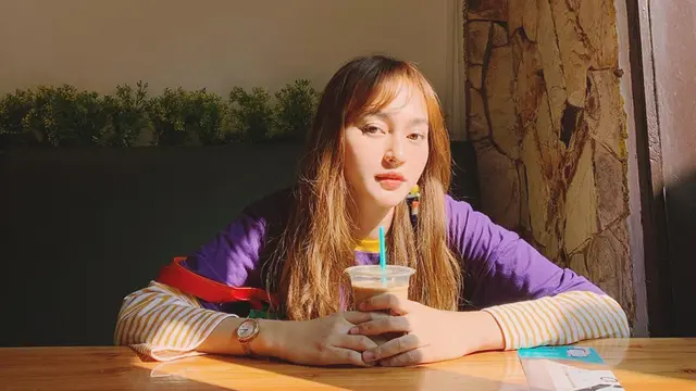 FOTO: Gaya Kasual Indah Kusuma, Dokter Muda yang Juga Penyanyi