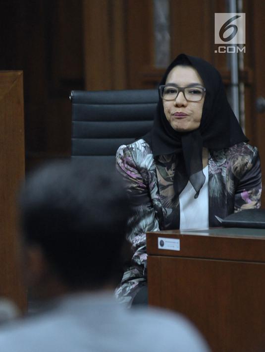 Terdakwa gratifikasi dan suap pemberian izin lokasi perkebunan kelapa sawit, Rita Widyasari (kanan) menyimak keterangan saksi pada sidang di Pengadilan Tipikor, Jakarta, Selasa (3/4). Sidang mendengar keterangan saksi. (Liputan6.com/Helmi Fithriansyah)