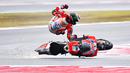 Pebalap Ducati, Jorge Lorenzo, terjatuh pada balapan MotoGP San Marino di Sirkuit Misano, Minggu (11/9/2017). Pebalap asal Spanyol itu hanya mampu melahap tujuh lap sebelum terjatuh di tikungan keenam. (AFP/Marco Bertorello)