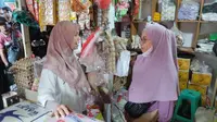 Istri Calon Presiden (Capres) nomor urut 3 Ganjar Pranowo, Siti Atikoh Supriyati saat berbincang dengan salah satu pedagang di Pasar Modern Unit 2 Banjar Agung, Tulang Bawang, Kamis (11/1/2024). (Liputan6.com/Winda Nelfira)
