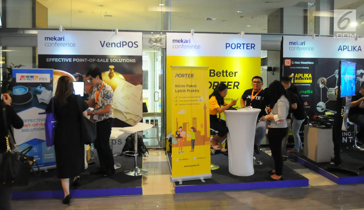 Suasana pameran pada ivent Mekari, Jakarta, Kamis (25/4). Bank Mandiri berharap dapat memperkuat kapasitas UKM dalam mengembangkan bisnis melalui pemanfaatan teknologi digital, khususnya digital banking yang bisa memberikan kemudahan transaksi dan efisiensi usaha. (Liputan6.com/Angga Yuniar)