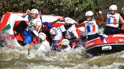 Tim Italia bersaing ketat dengan tim Prancis di nomor open putra Kejuaraan Dunia Arung Jeram 2015 di Sungai Citarik, Sukabumi, Jawa Barat, Indonesia, (7/12/2015). (AFP/Bay Ismoyo)