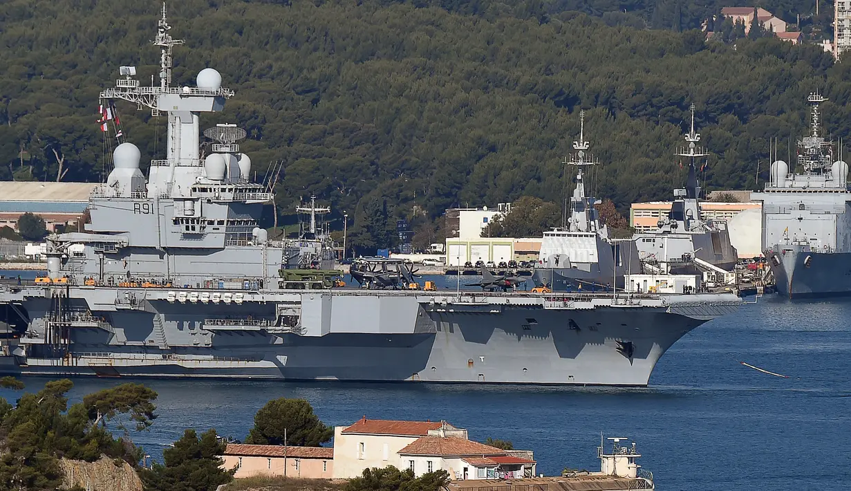 Kapal induk Perancis Charles -de - Gaulle meninggalkan pelabuhan Perancis selatan, Rabu (18/11/2015). Kapal Charles -de - Gaulle akan dikerahkan ke Mediterania timur untuk meningkatkan operasi di Suriah. (AFP PHOTO/BORIS HORVAT)