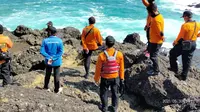 Paman dan Keponakan asal Yogyakarta, tenggelam dihantam ombak di Pantai Menganti, Kebumen. (Foto: Liputan6.com/Basarnas Cilacap)