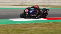Pemabalap Yamaha Fabio Quartararo mengendarai motornya selama pemanasan sebelum balapan MotoGP Mugello di Sirkuit Mugello, Scarperia, Italia, Minggu (30/5/2021). Fabio Quartararo berhasil meraih posisi pertama. (AP Photo/Antonio Calanni)