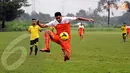 Mario Costas mencoba menahan bola yang diarahkan kepadanya saat laga uji coba dengan Urakan FC di POR Sawangan Depok pada Selasa 28 Januari 2014 (Liputan6.com/Helmi Fithriansyah).