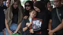Pemakaman dihadiri oleh sejumlah keluarga dekat dan kerabat. Tampak dalam foto, istri Gary Iskak, Richa Novisha memeluk anaknya saat berada di dekat pusara sang suami di Taman Pemakaman Umum (TPU) Tanah Kusir, Jakarta Selatan, Sabtu (29/11/2025). (Kapanlagi.com/Budy Santoso)