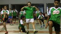 Sebanyak 36 siswa  MILO School Competition 2015, mendapatkan pelatihan fisik Pelatih Timnas, Rexy Mainaky di Gedung Pelatnas PBSI, Cipayung, Rabu (25/11/2015). (Bola.com/Nicklas Hanoatubun)