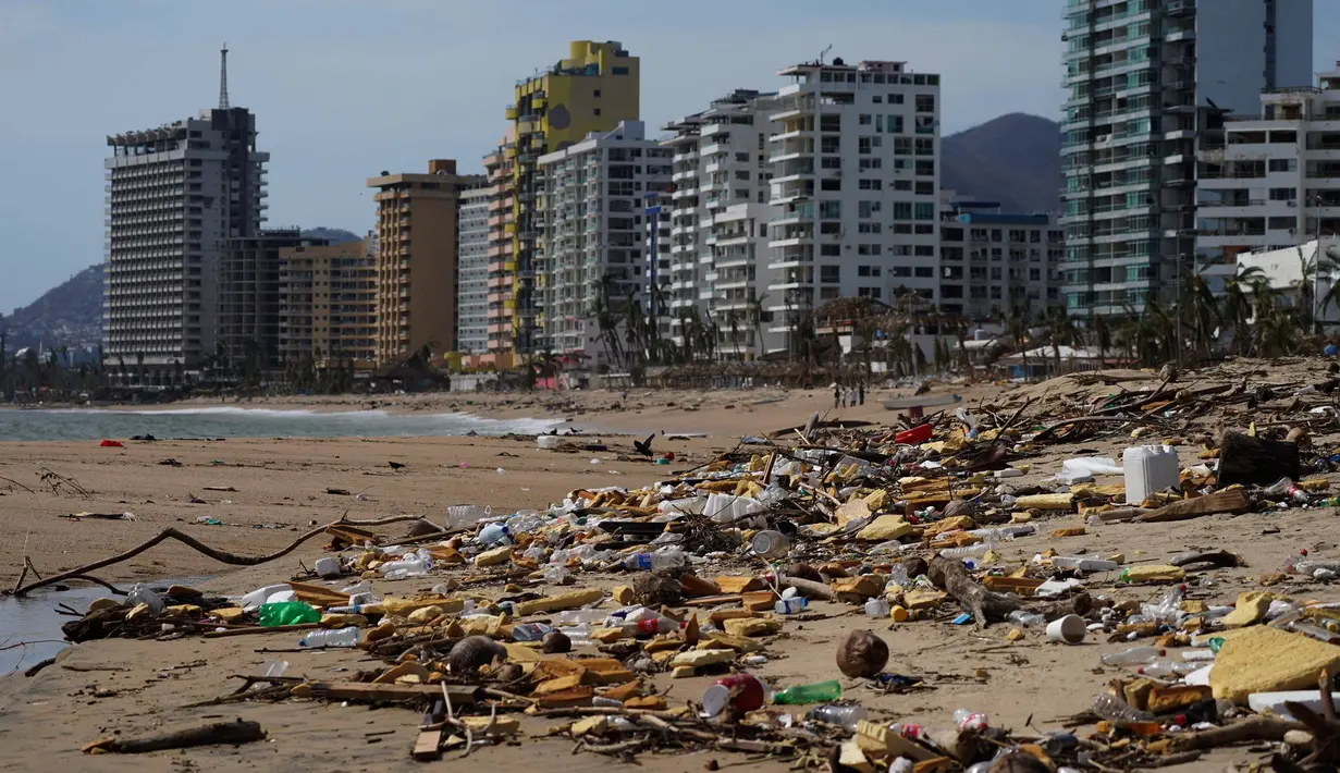 Puing-puing berserakan di pantai setelah Badai Otis menerjang Acapulco, Meksiko, Kamis, 26 Oktober 2023. (AP Photo/Marco Ugarte)
