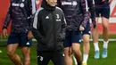 Pelatih Juventus Massimiliano Allegri bereaksi saat sesi latihan di JTC Continassa, Turin, Italia, 1 November 2022. Juventus akan menghadapi Paris Saint-Germain (PSG) pada pertandingan sepak bola Liga Champions. (FRANCK FIFE/AFP)