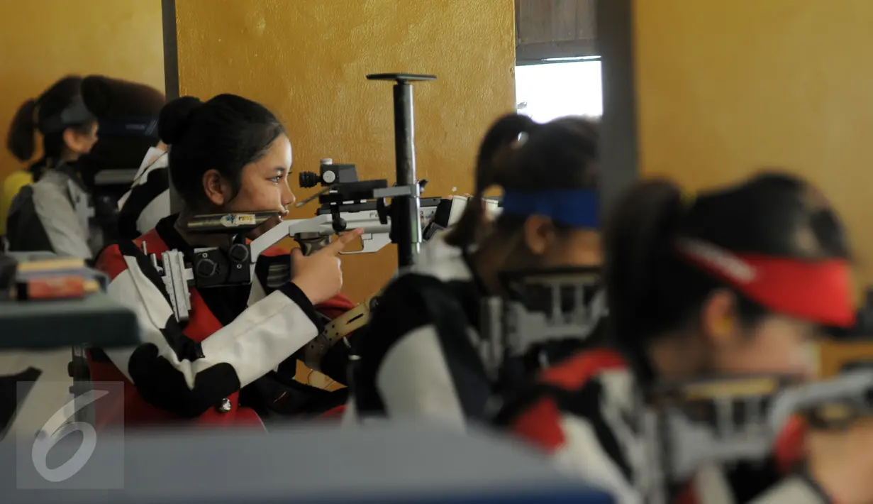 Petembak Indonesia, Vidya Rafika (tengah) saat berlaga di Final 50m RIFLE 3 positions women di Kejuaraan Menembak se-Asia Tenggara di Jakarta, Senin (23/11/2015). Vidya menempati posisi tujuh dengan 367.0 poin. (Liputan6.com/Helmi Fithriansyah)