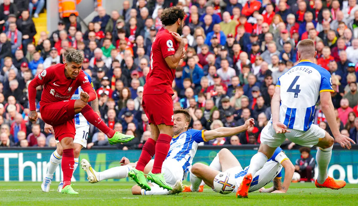 Pemain Liverpool Roberto Firmino mencoba melakukan tendangan ke gawang Brighton and Hove Albion pada pertandingan sepak bola Liga Premier Inggris di Anfield, Liverpool, Inggris, 1 Oktober 2022. Pertandingan berakhir imbang 3-3. (Peter Byrne/PA via AP)