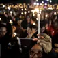 Ribuan pendukung Ahok menggelar acara Malam Solidaritas atas Matinya Keadilan di Tugu Proklamasi, Jakarta (10/05). Massa datang untuk bersimpati kepada Ahok karena dihukum kurungan penjara dua tahun. (Liputan6.com/Faizal Fanani)