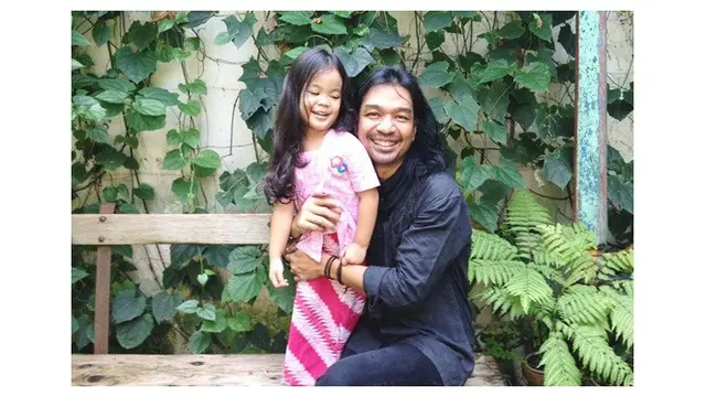 Jarang Tersorot, Ini 7 Potret Kebersamaan Dimas Djay dengan Sang Putri