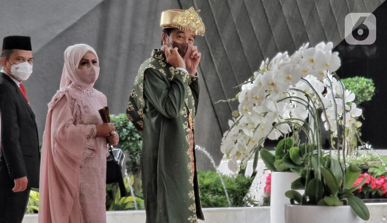 Presiden Joko Widodo atau Jokowi (kanan) beserta Ibu Iriana Joko Widodo (tengah) tiba di Gedung Nusantara MPR/DPR/DPD RI, Jakarta, Selasa (16/8/2022). Presiden Jokowi akan menyampaikan pidato kenegaraan di Gedung MPR/DPR/DPD RI. (Liputan6.com/Angga Yuniar)