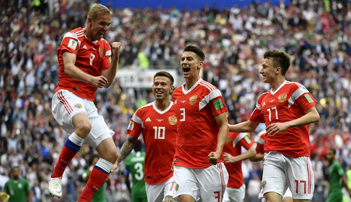 Gelandang Rusia, Yuri Gazinskiy, merayakan gol ke gawang Arab Saudi pada laga Grup A Piala Dunia di Stadion Luzhniki, Moskow, Kamis (15/6/2018). Dirinya merupakan pencetak gol perdana pada Piala Dunia 2018. (AFP/Alexander Nemenov)