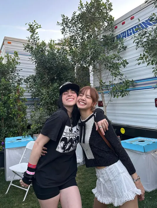 Selain penampilannya, keakraban Lisa dan Billie Eilish curi atensi. Keduanya sempat mengabadikan foto bersama. [Foto: IG/lalalalisa_m].