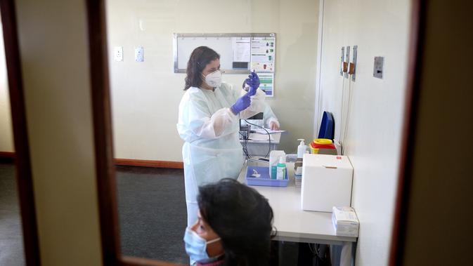 Seorang perawat menyiapkan dosis vaksin COVID-19 Pfizer-BioNTech di Rumah Sakit Santa Maria di Lisbon, Portugal (27/12/2020). Peluncuran vaksin dilakukan ketika kasus strain baru COVID-19 yang lebih menular dikonfirmasi di beberapa negara Eropa serta Kanada dan Jepang. (Xinhua/Pedro Fiuza)
