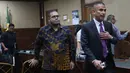 Ibrahim Arief atau Ibam dinyatakan terbukti bersalah dalam kasus korupsi pengadaan laptop Chromebook tahun anggaran 2020–2022. Tampak dalam foto, mantan konsultan teknologi Kementerian Pendidikan, Kebudayaan, Riset, dan Teknologi (Kemendikbudristek), Ibrahim Arief atau Ibam (tengah) usai mengikuti sidang pembacaan putusan di Pengadilan Negeri Jakarta Pusat, Selasa (12/5/2026). (Kapanlagi.com/Budy Santoso)