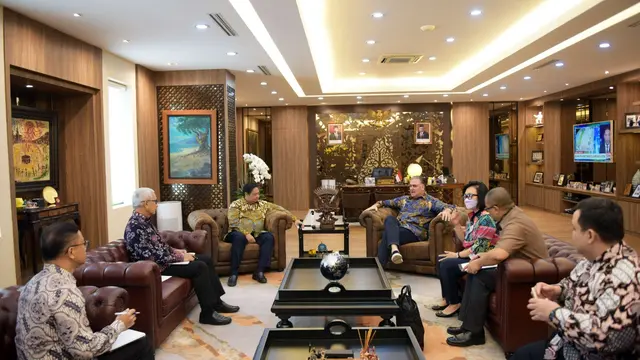 Dalam rangka pengembangan ekonomi dan transformasi digital di Indonesia, Menteri Koordinator Bidang Perekonomian Airlangga Hartarto menerima kedatangan General Manager IBM Asia Pacific Paul Burton di Jakarta, Selasa (21/6/2022). (Sumber: ekon.go.id)