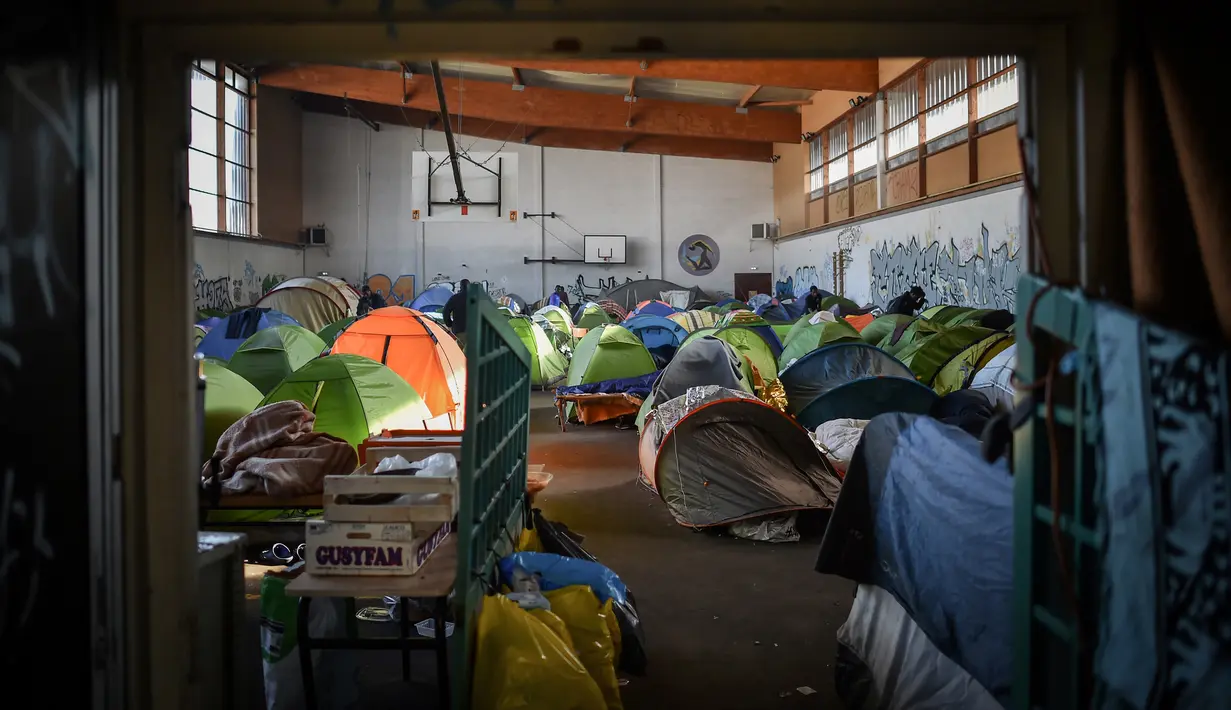 Sejumlah tenda terlihat di gimnasium yang ditempati migran di lycee Jeanne-Bernard di Saint-Herblain, Prancis (28/3). Sebuah keputusan pengadilan 28 Maret 2019, menyusul  permintaan  keuskupan, pemilik situs, untuk mengusir para migran yang menempati gymnasium.  (AFP Photo/Loic Venance)