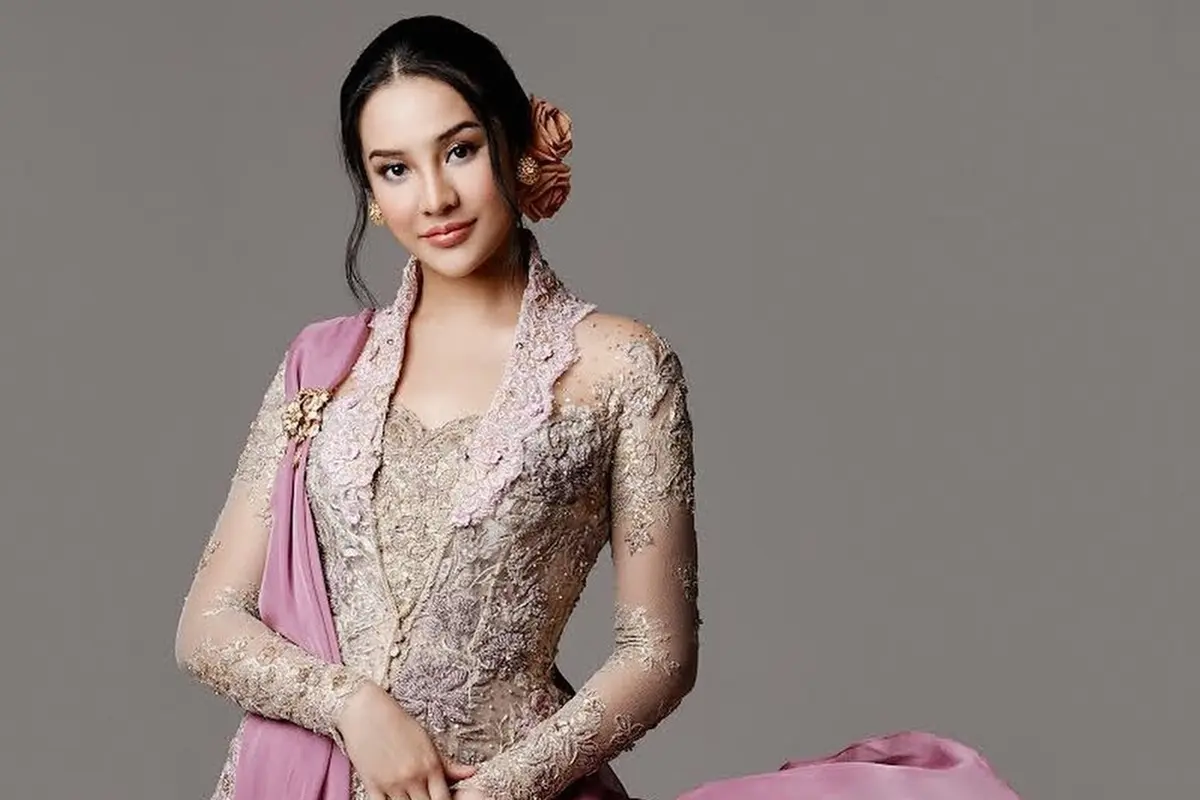 FOTO: Gaya Anya Geraldine saat Pakai Kebaya, Tampil Menawan